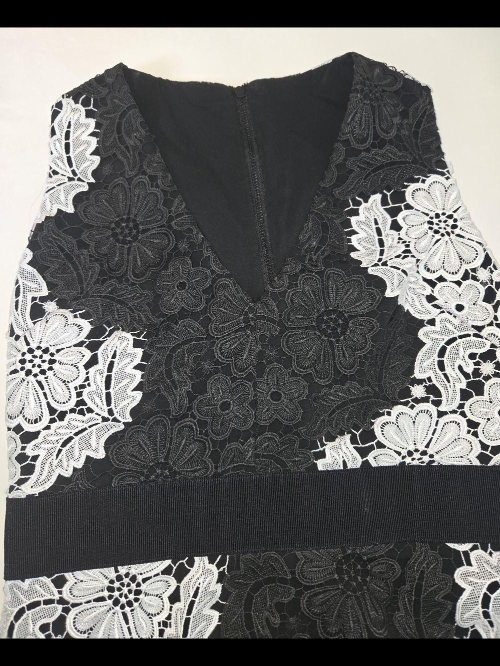Alice + Olivia Black and White Floral Lace V-Neck Mini Dress Womens Size 6. - Picture 14 of 16